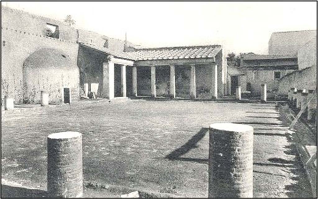 VI.1/7, Herculaneum. Undated postcard entitled “Palestra delle Terme”.
Looking east across open-exercise area of Baths. Photo courtesy of Peter Woods.